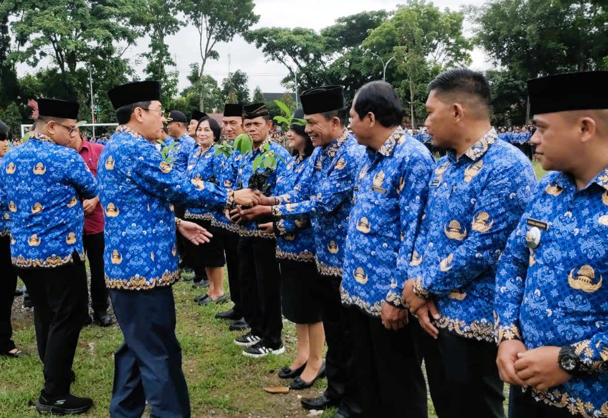 Peringatan Hari Kesadaran Nasional dan HUT PMI ke-80: Bupati Toraja Utara Lepas Kontingen PMR dan Serahkan Bibit Pohon