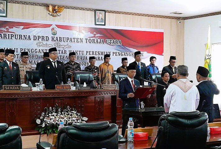 Gantikan Alm. Alexander Rantetondok, Iqnas Tandi Rano Dilantik Jadi Anggota DPRD Toraja Utara