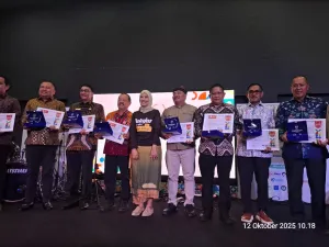 Bukti Dedikasi Perkuat Ekosistem Pendidikan, Bupati Pinrang Terima Penghargaan dari Guru Belajar Foundation