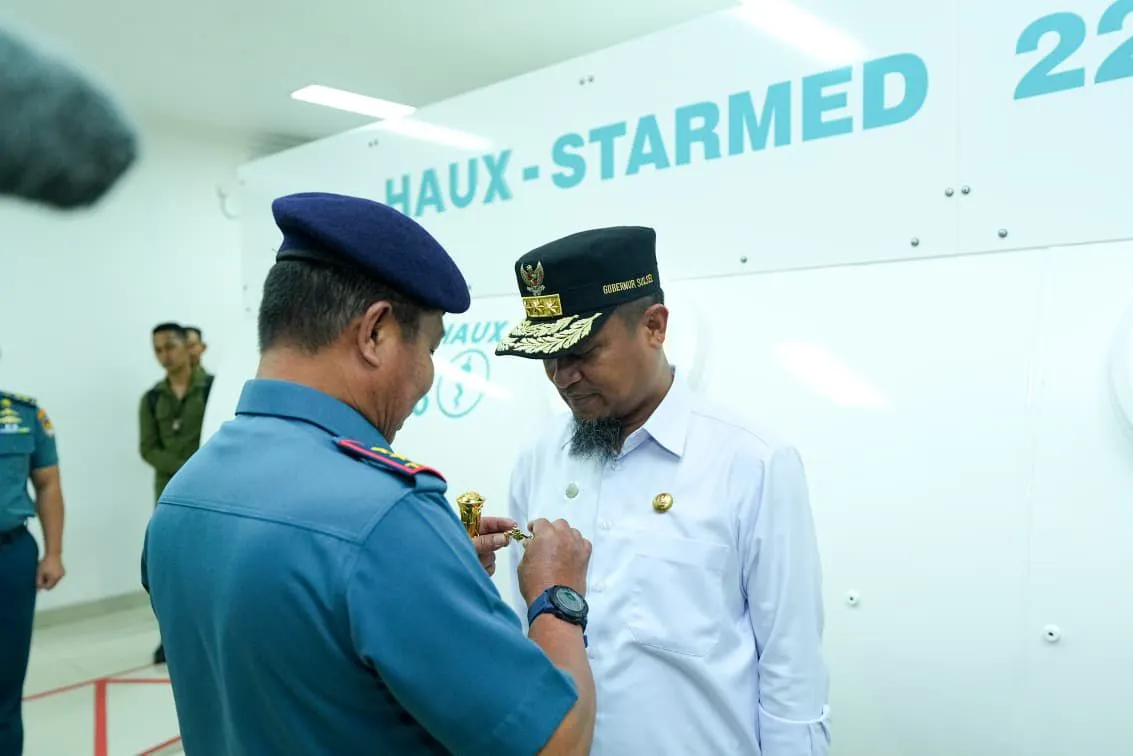 Gubernur Sulsel Terima Brevet Kehormatan Hiperbarik dari TNI AL 1 Gubernur Sulsel Terima Brevet Kehormatan Hiperbarik dari TNI AL