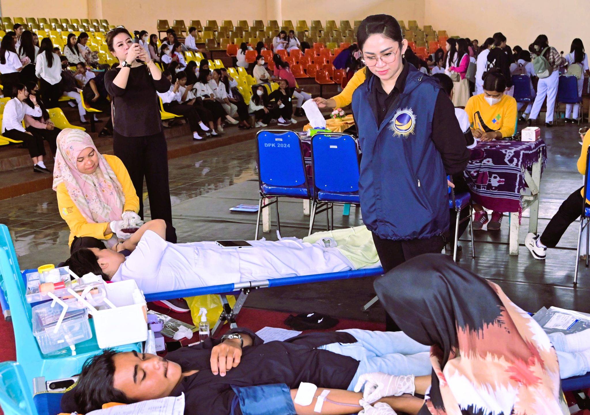 Peringati HUT ke-14, NasDem Toraja Utara Beri Bantuan Ambulans dan Donor Darah