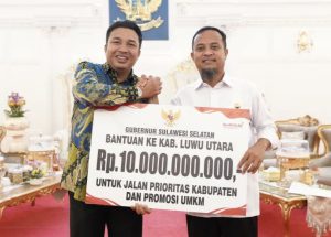 Gubernur Sulsel Serahkan Bantuan Rp10 Miliar untuk Lanjutkan Pembangunan di Luwu Utara