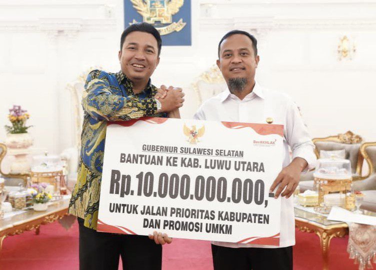 Gubernur Sulsel Serahkan Bantuan Rp10 Miliar untuk Lanjutkan Pembangunan di Luwu Utara