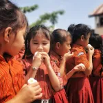 Gerakan Makan Telur Warnai Hari Jadi Sulsel, Murid SD di Toraja Utara Antusias