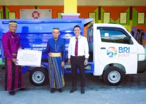 Dinas Lingkungan Hidup Enrekang Terima Bantuan Mobil Dump Truck dari BRI Peduli