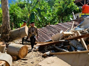 Bupati Mamasa Tinjau SDN 011 Tanete yang Rusak Tertimpa Pohon