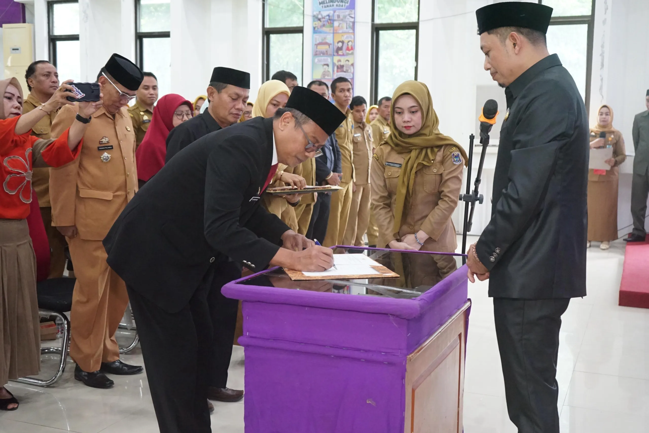 Bupati Lantik Zulkarnain Kara sebagai Penjabat Sekda Enrekang 1 Bupati Lantik Zulkarnain Kara sebagai Penjabat Sekda Enrekang