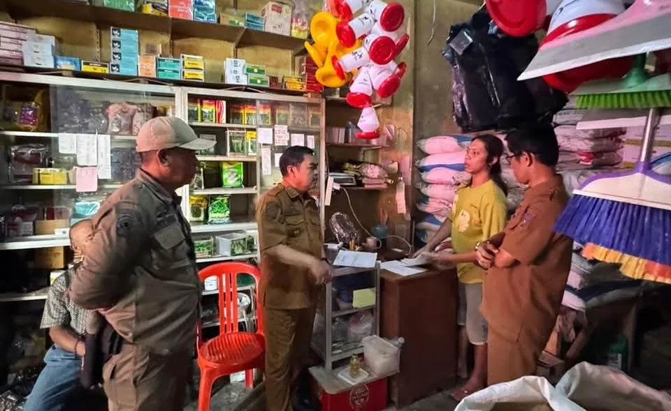 Bupati Tinjau Ketersediaan dan Harga Pupuk di Sejumlah Kios di Tana Toraja