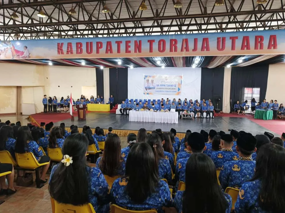 Bupati Frederik Serahkan SK 268 PPPK Tahap II, Puluhan Diduga Lolos Lewat SK “Siluman” 1 Bupati Frederik Serahkan SK 268 PPPK Tahap II, Puluhan Diduga Lolos Lewat SK “Siluman”