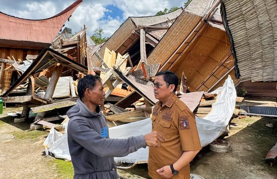 Bupati Zadrak Tinjau Lokasi Bencana Puting Beliung di Sangalla Utara, Pastikan Penanganan Cepat bagi Warga 1 Bupati Zadrak Tinjau Lokasi Bencana Puting Beliung di Sangalla Utara, Pastikan Penanganan Cepat bagi Warga