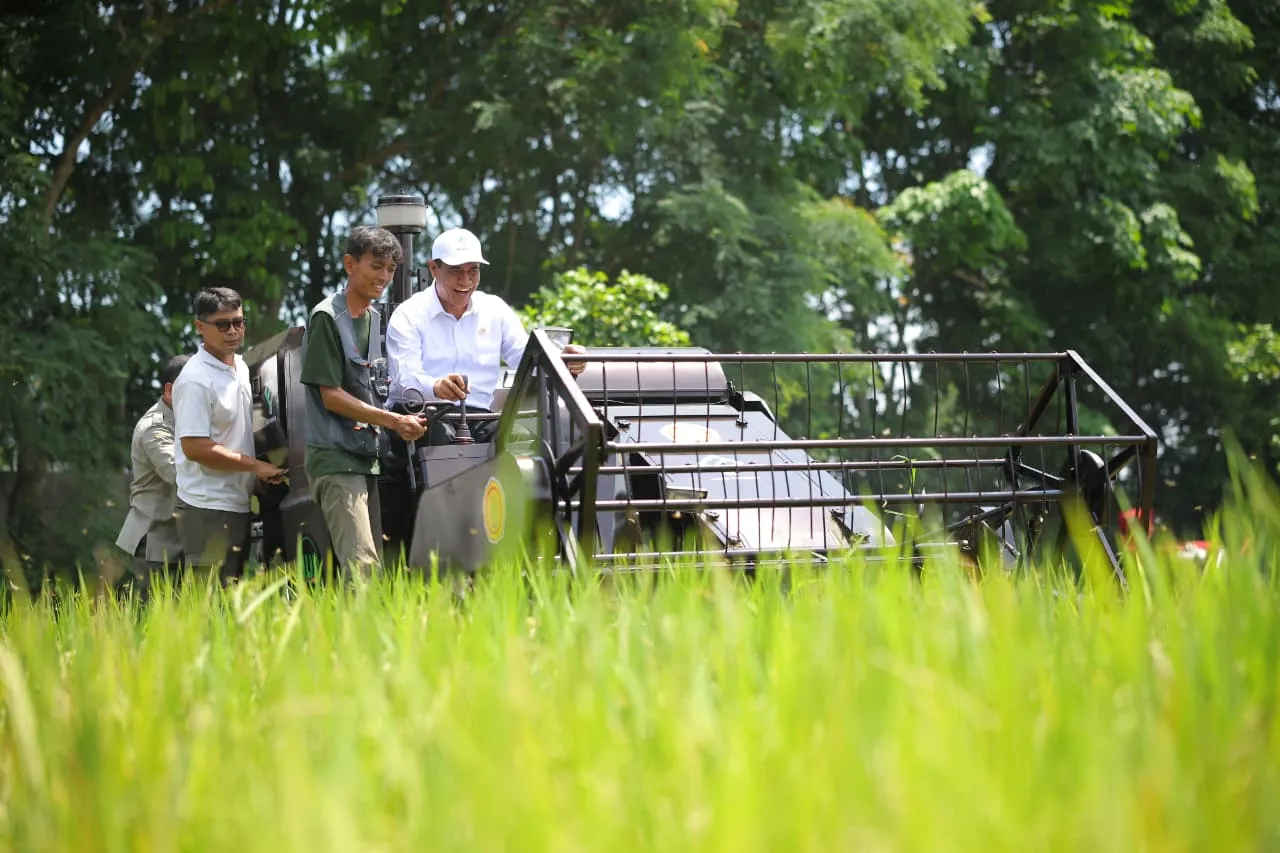 Mentan Banggakan Generasi Combine Harvester Terbaru di Serpong 1 Mentan Banggakan Generasi Combine Harvester Terbaru di Serpong
