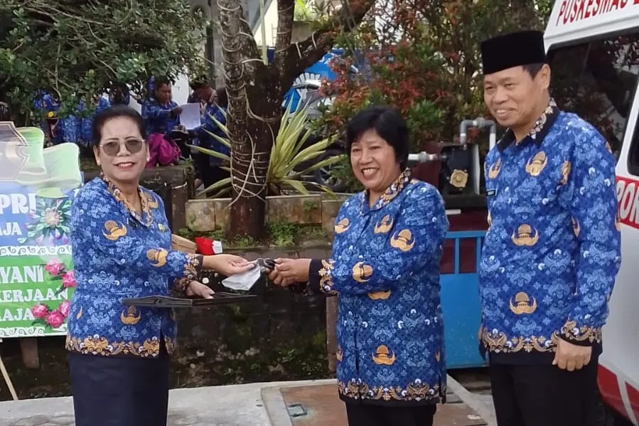 Peringatan HKN di Tana Toraja, Dua Puskesmas Terima Bantuan Ambulans dari Pemkab