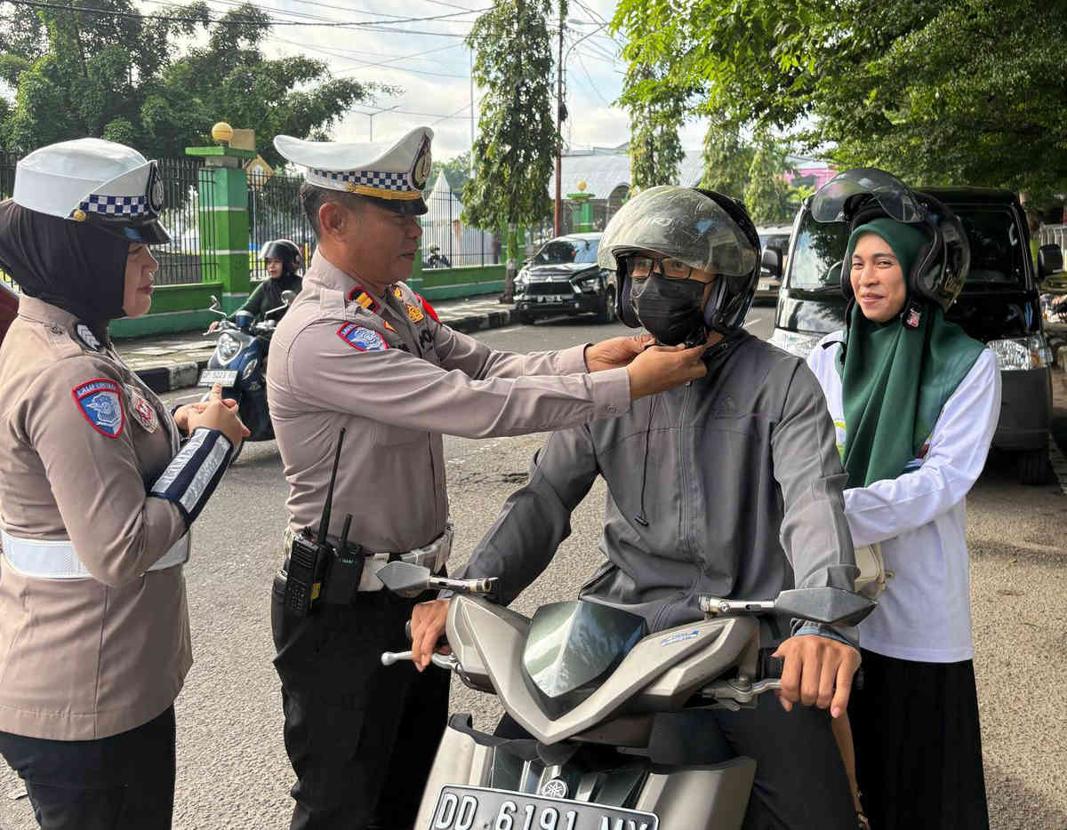 Operasi Lilin 2025, Sat Lantas Parepare, Edukasi Pengendara Wajib Gunakan Helm