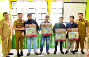 42 Kelompok Tani di Enrekang Terima Bantuan Bibit Jagung