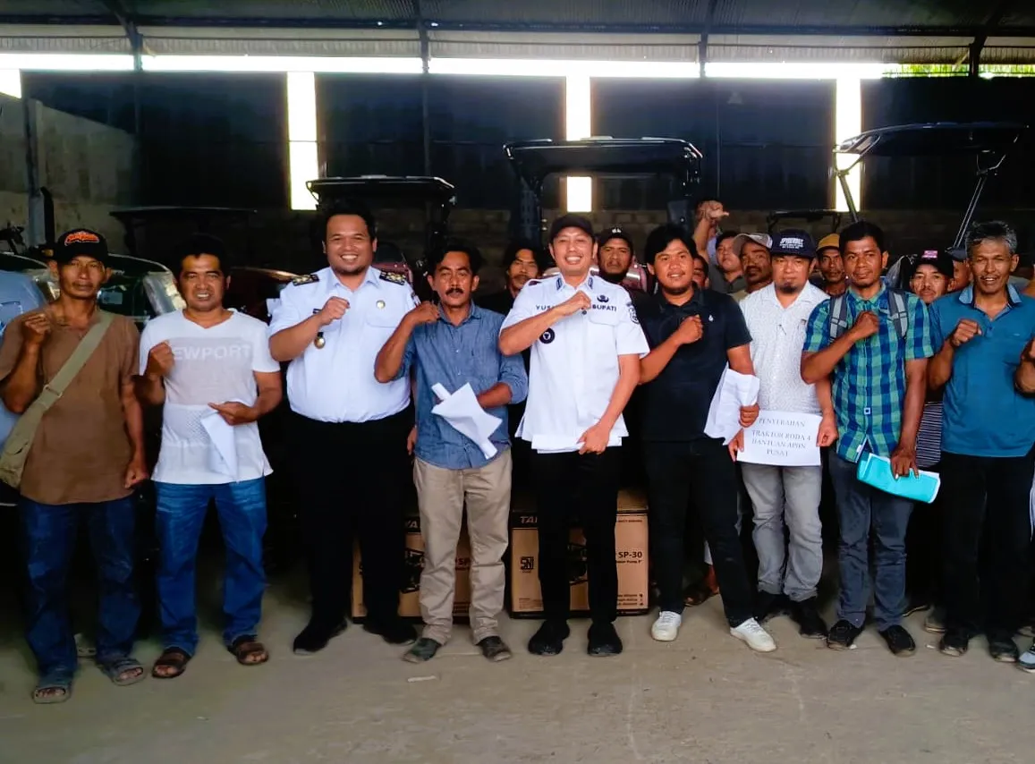 Ratusan Kelompok Tani di Enrekang Terima Bantuan Alsintan dari Kementan