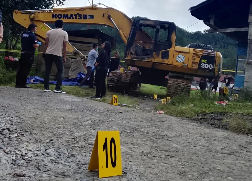 Busur, Bom Molotov dan Petasan Ditemukan Polisi Saat Olah TKP Ekskavator Terbakar di Kurra 1 Busur, Bom Molotov dan Petasan Ditemukan Polisi Saat Olah TKP Ekskavator Terbakar di Kurra