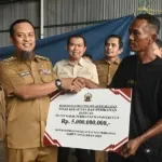Tingkatkan Produktivitas Perikanan, Gubernur Sulsel Serahkan 20 Unit Kapal 5 GT untuk Nelayan