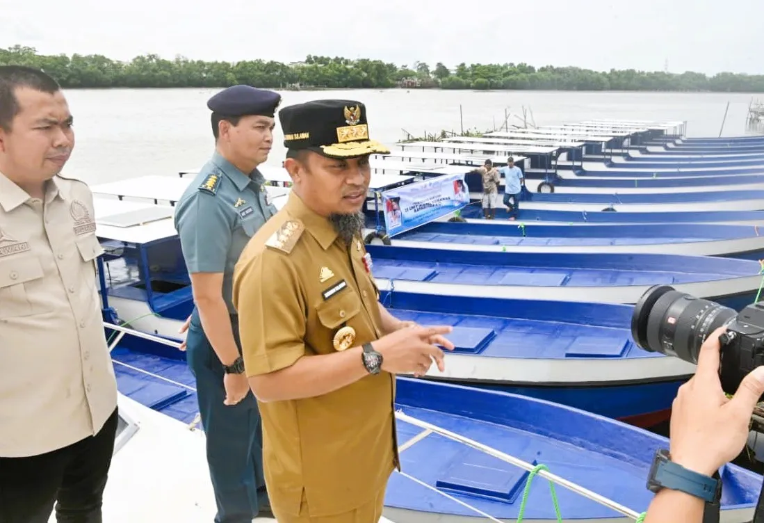 Tingkatkan Produktivitas Perikanan, Gubernur Sulsel Serahkan 20 Unit Kapal 5 GT kepada Nelayan