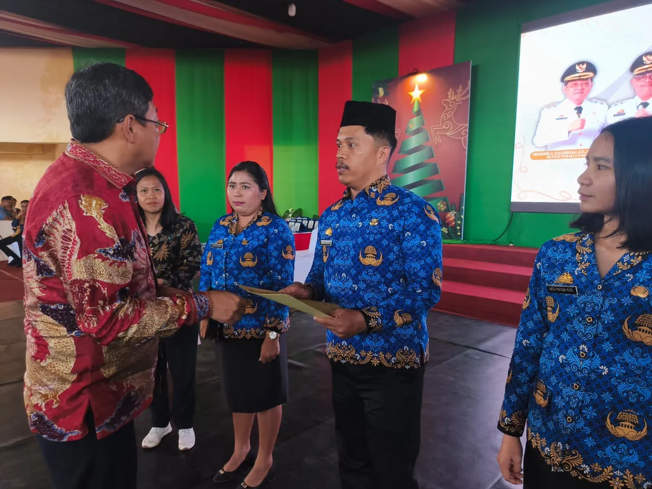 611 PPPK Paruh Waktu Terima SK, Bupati Toraja Utara Ingatkan ASN Jangan Lambat dan Bolos 1 611 PPPK Paruh Waktu Terima SK, Bupati Toraja Utara Ingatkan ASN Jangan Lambat dan Bolos