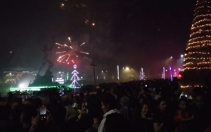 Pergantian Tahun Baru 2025 di Tana Toraja, Warga Padati Plaza Kolam Makale