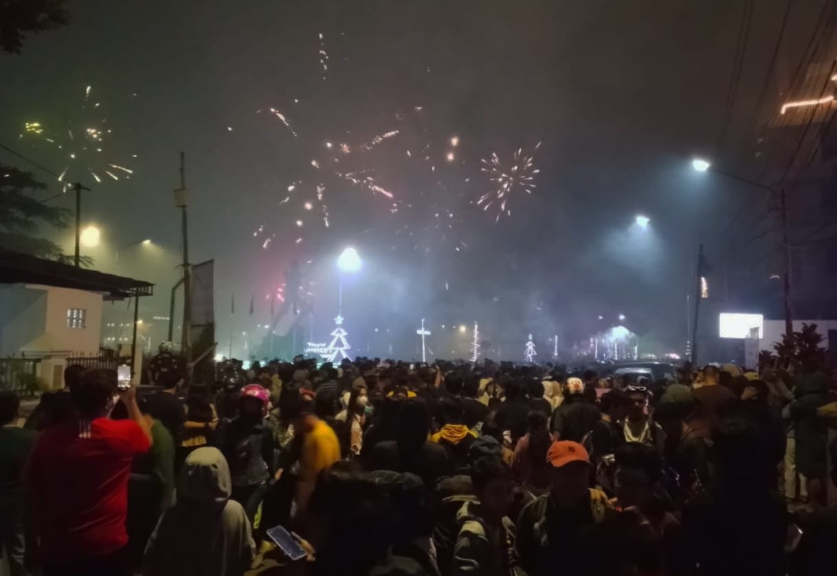 Pergantian Tahun Baru 2025 di Tana Toraja, Warga Padati Plaza Kolam Makale