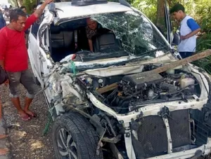Mobil Ringsek, Sopir Terjepit dalam Kecelakaan Beruntun di Lapandan Makale
