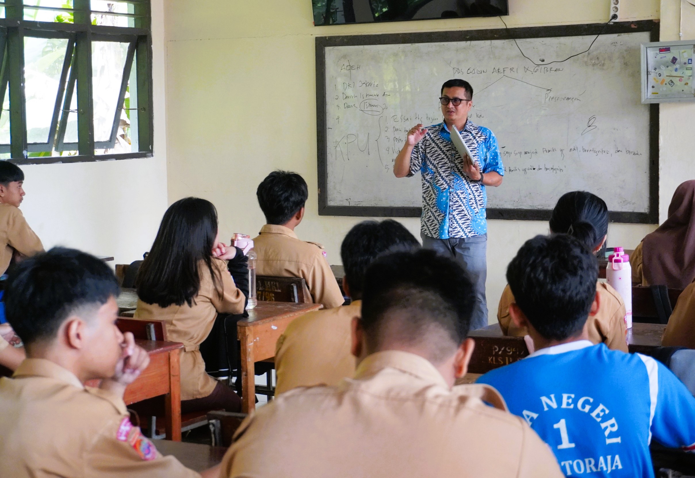 KPU Tana Toraja Gencarkan Pendidikan Pemilih Lewat Program 'KPU Mengajar' di Sekolah 1 KPU Tana Toraja Gencarkan Pendidikan Pemilih Lewat Program ‘KPU Mengajar’ di Sekolah