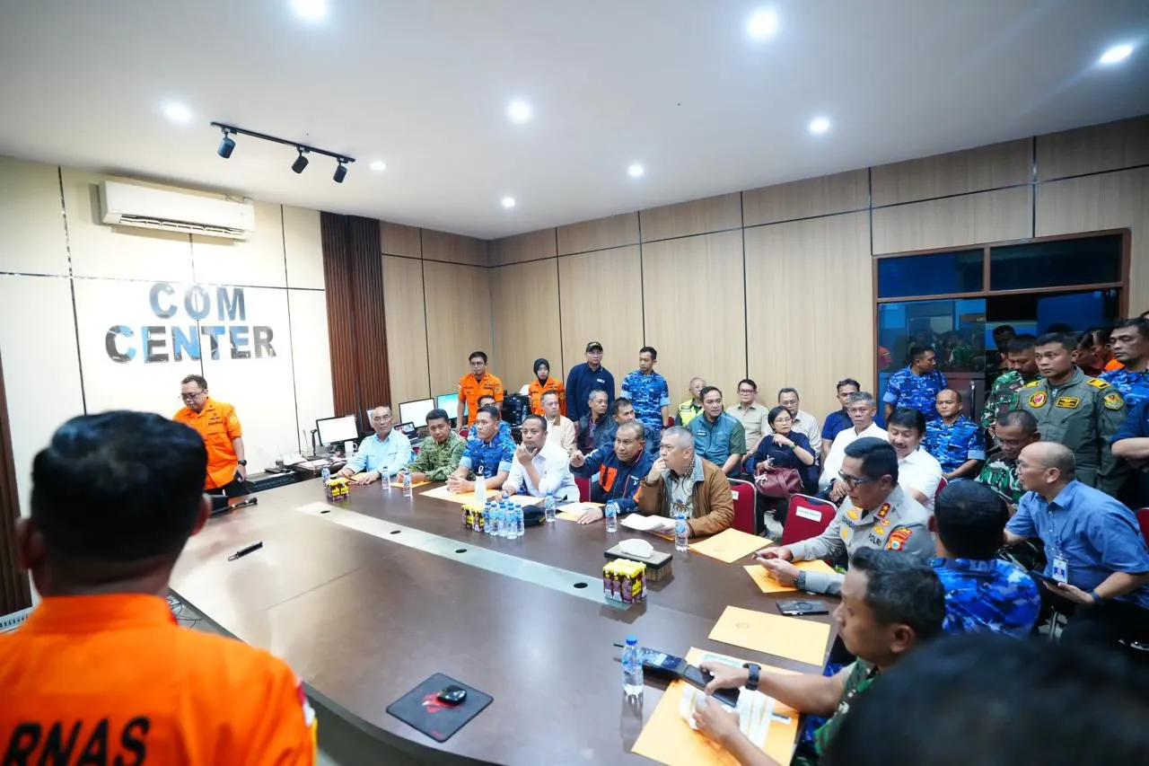 Gubernur Sulsel Bersama Menhub dan Basarnas Evaluasi Pencarian Korban ATR 42-500 1 Gubernur Sulsel Bersama Menhub dan Basarnas Evaluasi Pencarian Korban ATR 42-500