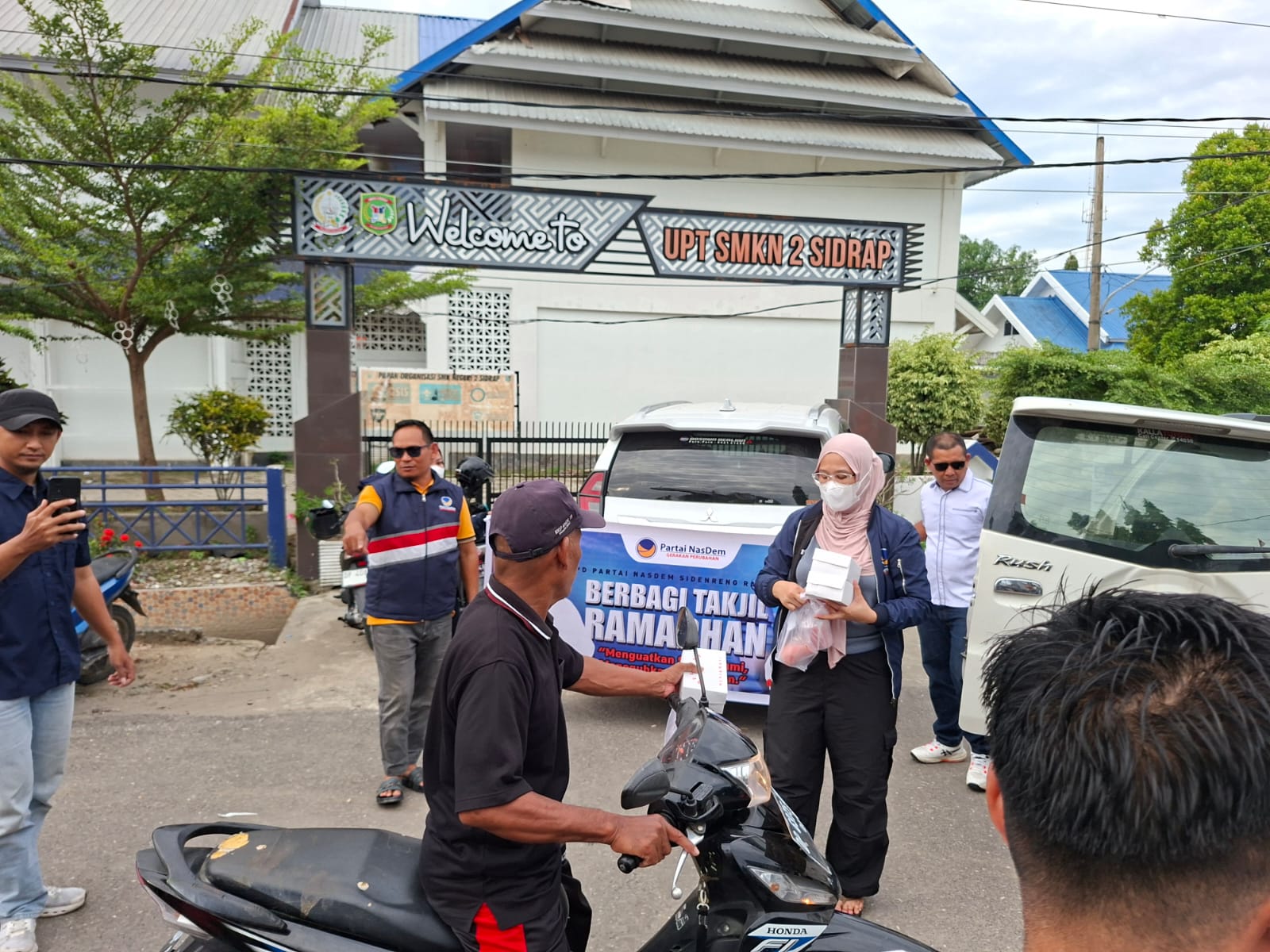 Merajut Kebersamaan, NasDem Sidrap Turun ke Jalan Berbagi Menu Buka Puasa 1 Merajut Kebersamaan, NasDem Sidrap Turun ke Jalan Berbagi Menu Buka Puasa