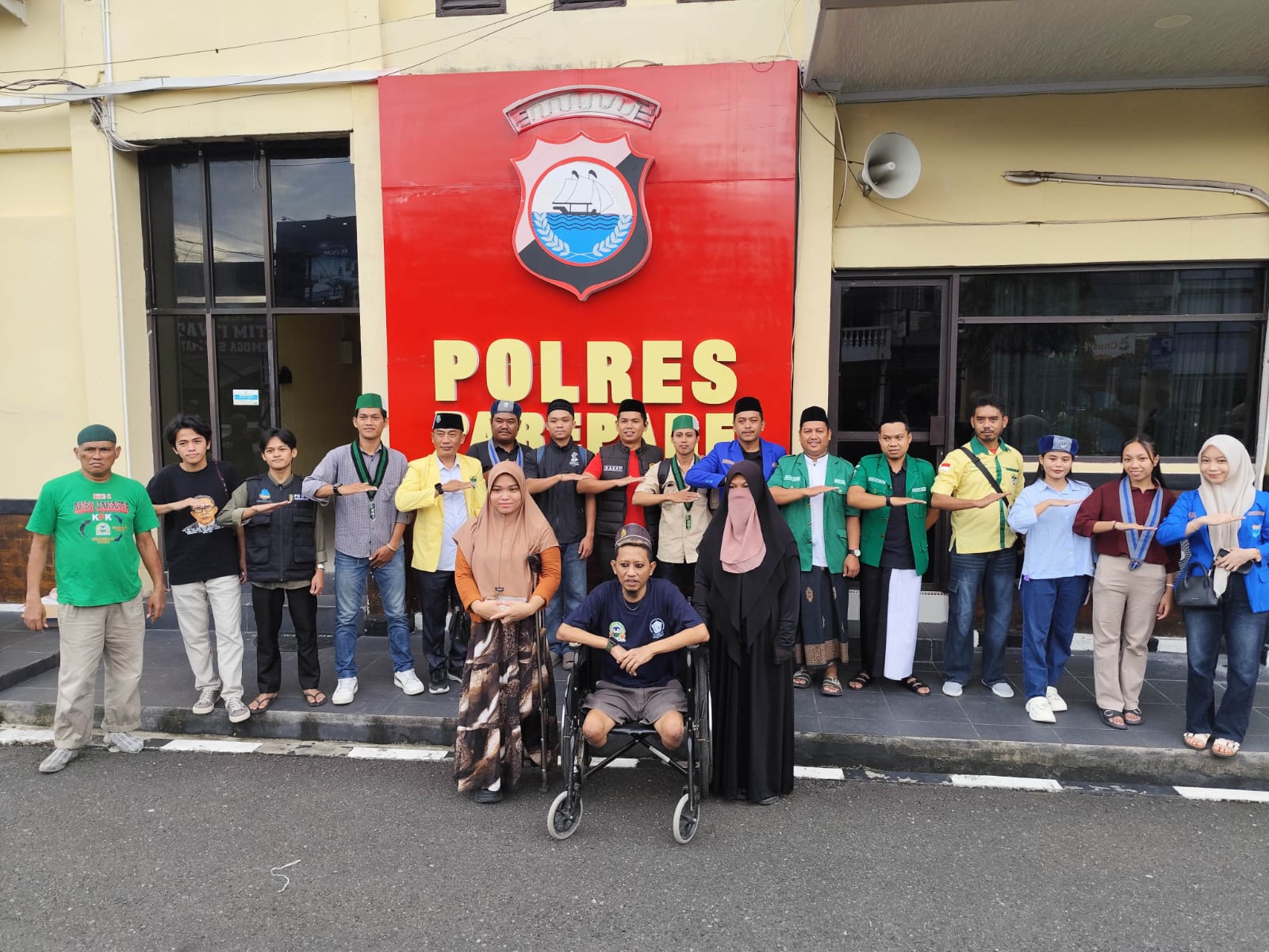 Indahnya Berbagi, Polres Parepare dan OKP Lintas Agama Sapa Pengguna Jalan Lewat Takjil