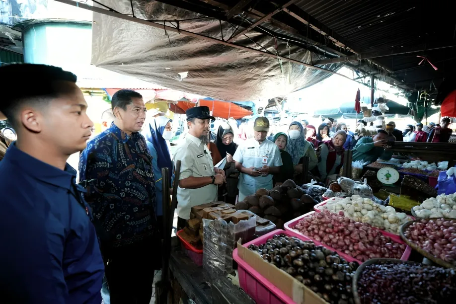 Sidak Pasar Bersama Forkopimda, Gubernur Sulsel: Harga Sembako Relatif Terkendali 1 Sidak Pasar Bersama Forkopimda, Gubernur Sulsel: Harga Sembako Relatif Terkendali