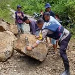 Bhabinkamtibmas Polres Tana Toraja Gerak Cepat Bersama Warga Bersihkan Longsor di Rano, Akses Jalan Kembali Normal