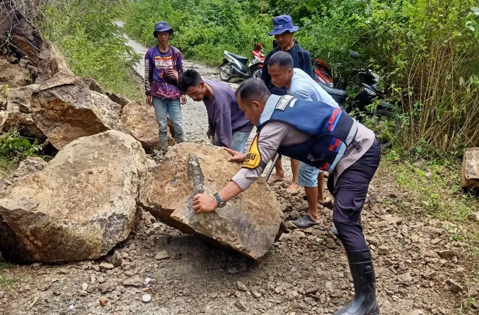 Bhabinkamtibmas Polres Tana Toraja Gerak Cepat Bersama Warga Bersihkan Longsor di Rano, Akses Jalan Kembali Normal