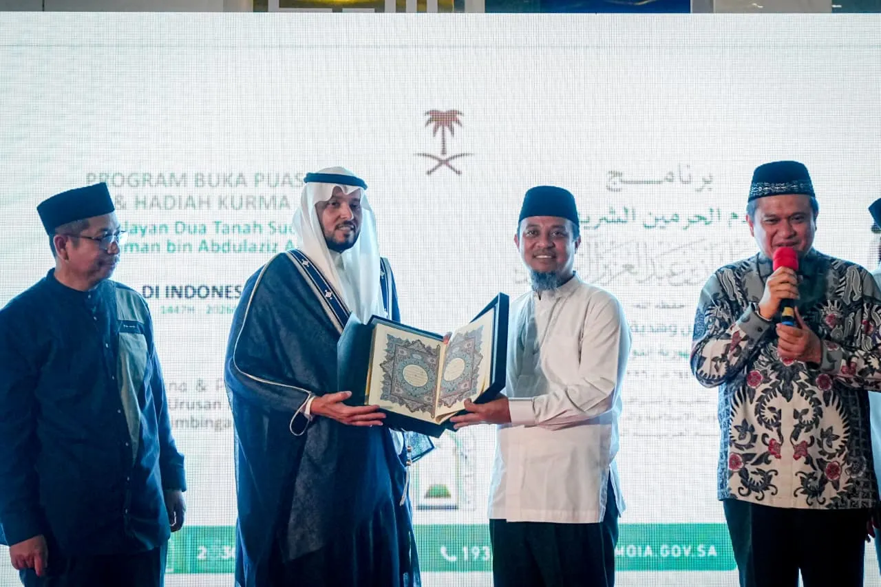 Gubernur Sulsel Bersama Ribuan Jamaah Buka Puasa Bersama Putra Mahkota Arab Saudi di Masjid 99 Kubah Makassar