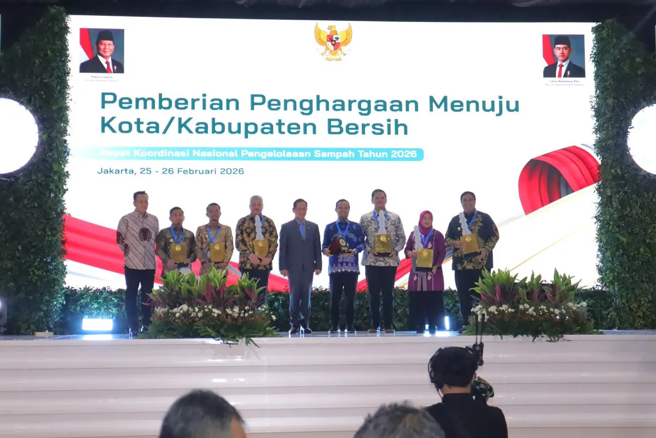 Gubernur Sulsel Raih Penghargaan Pembina Terbaik Pengelolaan Sampah 2026 di Rakornas KLH 1 Gubernur Sulsel Raih Penghargaan Pembina Terbaik Pengelolaan Sampah 2026 di Rakornas KLH