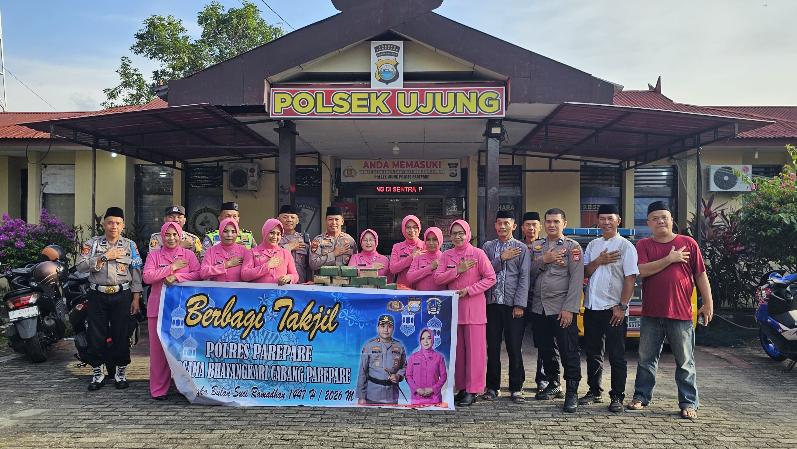 ‎Polsek Ujung Parepare Gelar Buka Puasa Bersama dan Bagi Takjil untuk Pengguna Jalan