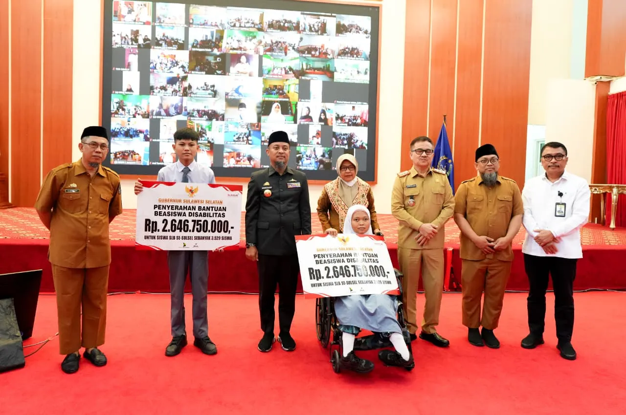 Gubernur Andi Sudirman Serahkan Beasiswa Rp5 Miliar untuk 3.400 Siswa SLB se-Sulsel
