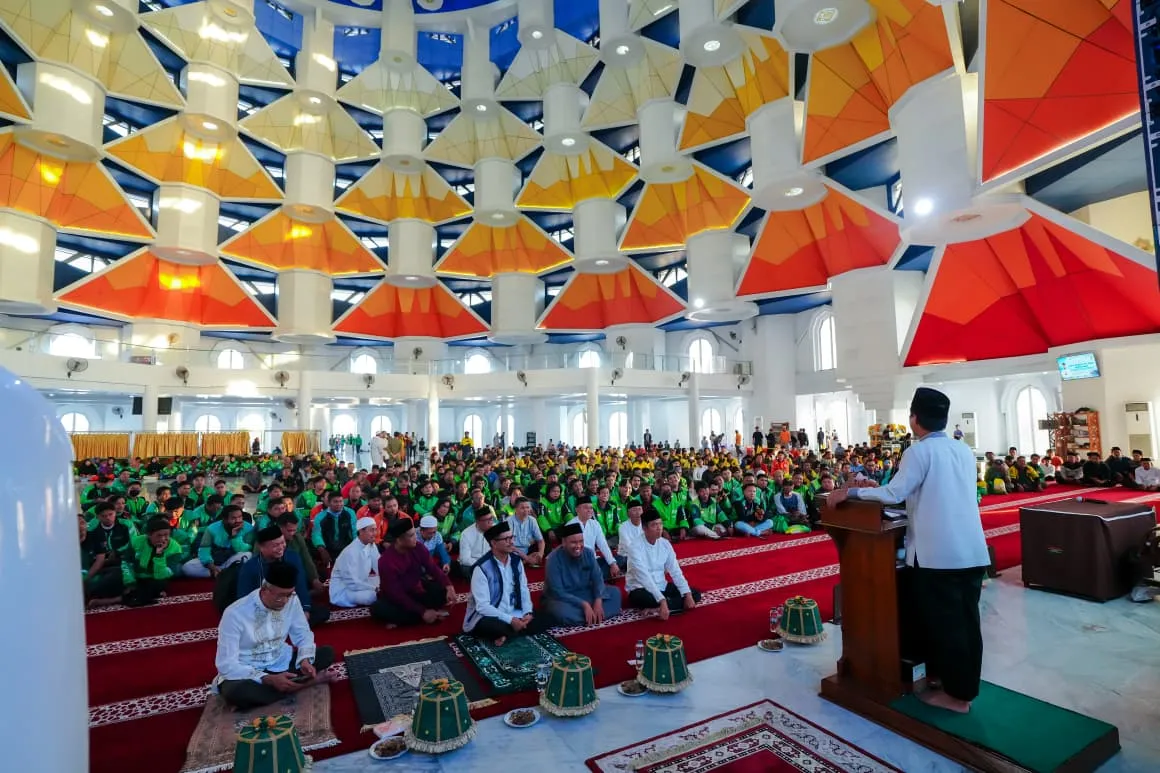 Gubernur Andi Sudirman Buka Puasa Bersama Ribuan Insan Transportasi di Masjid Kubah 99
