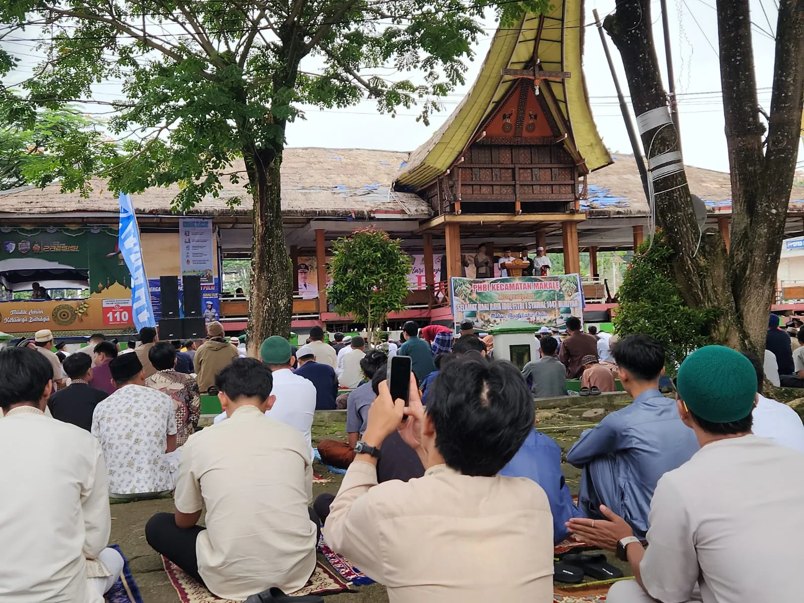 Ribuan Umat Muslim Tana Toraja Gelar Shalat Id di Pasar Seni Makale
