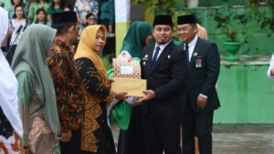 Tasming Hamid Serahkan Penghargaan ASN Berprestasi di Peringatan HAB ke-80 Kemenag Parepare