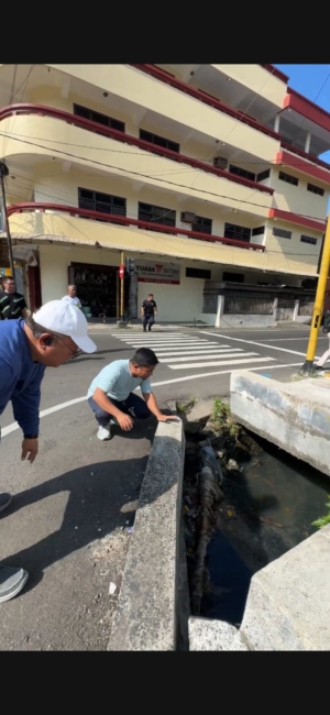 Pemkot Parepare Edukasi Warga Lewat Aksi Pembersihan Drainase, Tekankan Bahaya Sampah Plastik