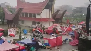 Badai Terjang Alun-Alun Rantepao Toraja Utara, Puluhan Tenda CFD Rusak
