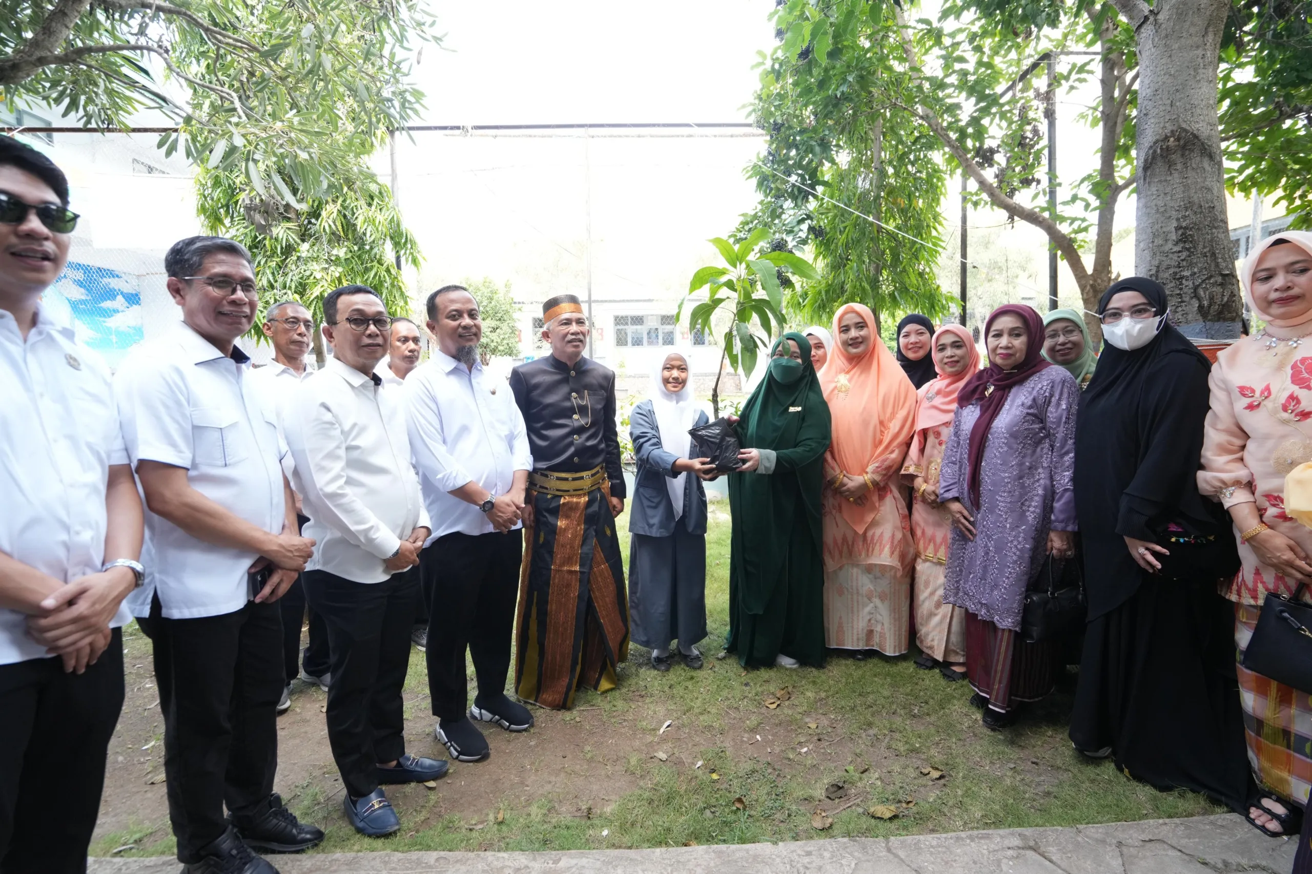 PKK Goes to School di SMA Negeri 1 Soppeng, Salurkan Bibit Tanaman Produktif