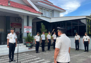 Apel Pagi Dirangkaikan Penyematan Tanda Pangkat Pengabdian Pegawai Lapas Parepare