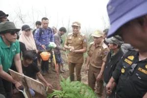Bupati Enrekang Tanam Pakis Hutan dan Resmikan Eko Wisata Buntu Dama di Festival Hari Bumi
