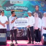 Gubernur Andi Sudirman Serahkan Bantuan Keuangan Rp15 Miliar untuk Kepulauan Selayar