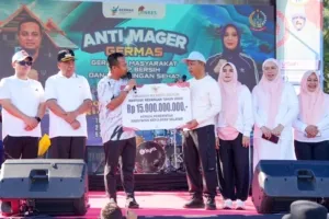 Gubernur Andi Sudirman Serahkan Bantuan Keuangan Rp15 Miliar untuk Kepulauan Selayar