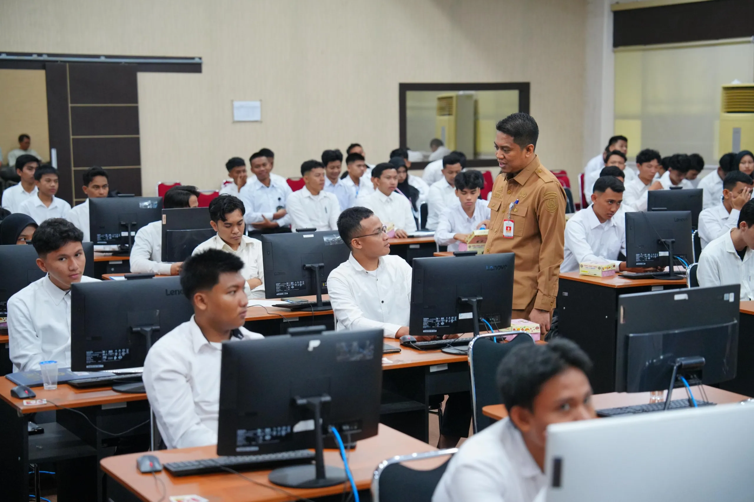 Pemprov Sulsel Mulai Seleksi Beasiswa Pilot, Ratusan Peserta Bersaing Raih 20 Kursi Pendidikan Penerbangan 1 Pemprov Sulsel Mulai Seleksi Beasiswa Pilot, Ratusan Peserta Bersaing Raih 20 Kursi Pendidikan Penerbangan