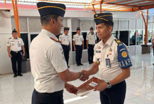 Kalapas Parepare Pimpin Apel Pagi dan Penyematan Kenaikan Pangkat Pilihan Ka KPLP