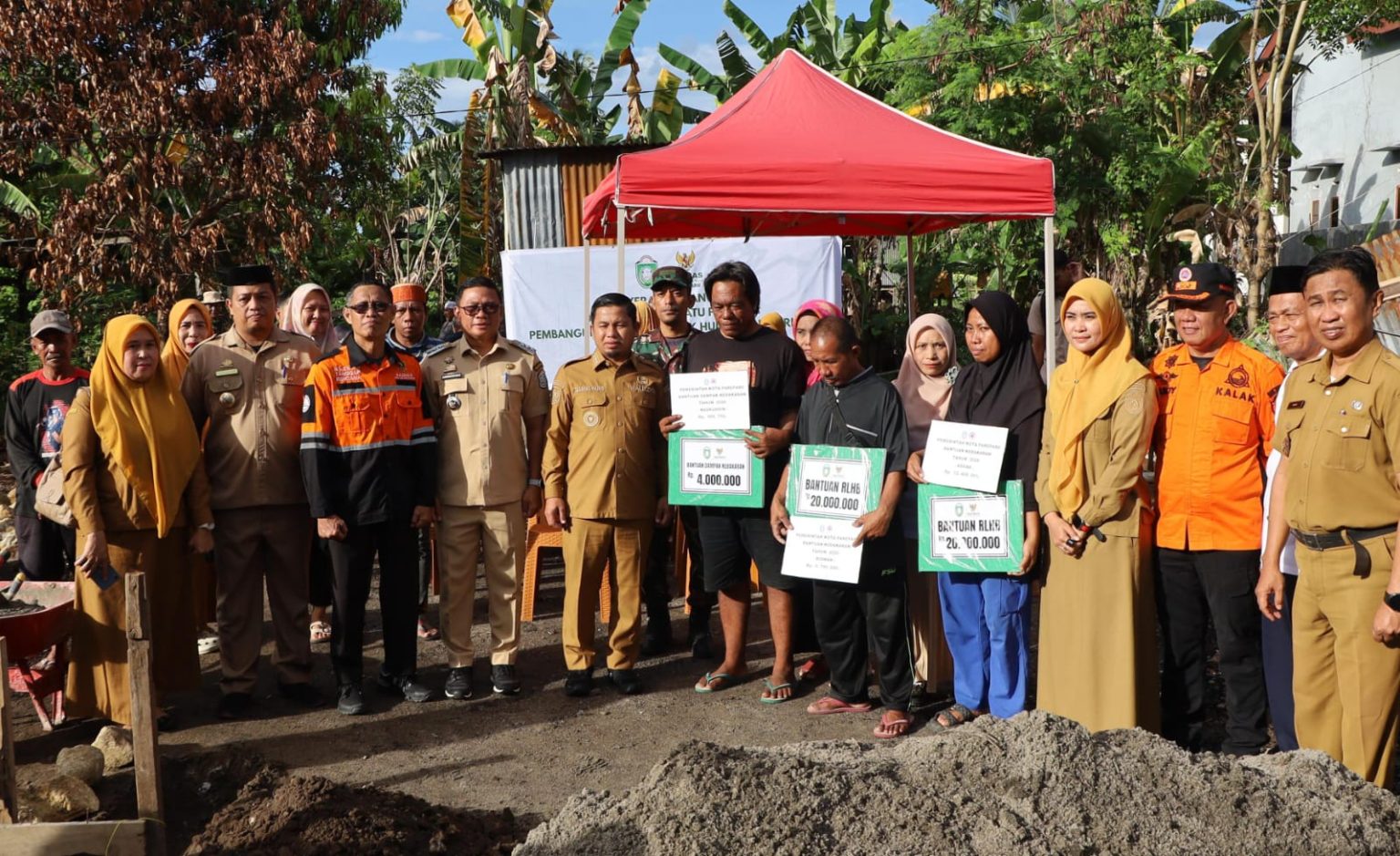 Wali Kota Parepare Salurkan Bantuan dan Letakkan Batu Pertama Rumah Korban Kebakaran Lumpue 1 tasming hamid